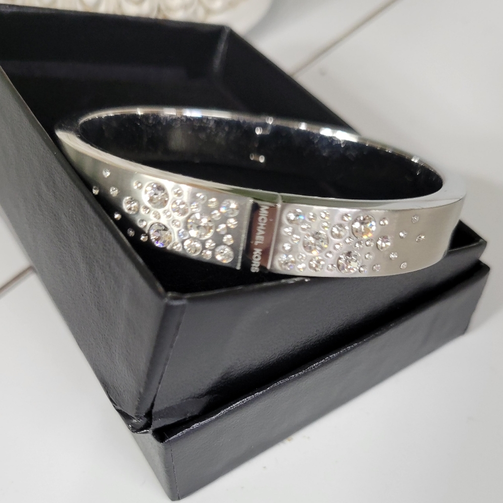 MICHAEL KORS CRYSTAL STONES HINGED BANGLE BRACELET IN GIFT BOX. 🎁 - Picture 2 of 9